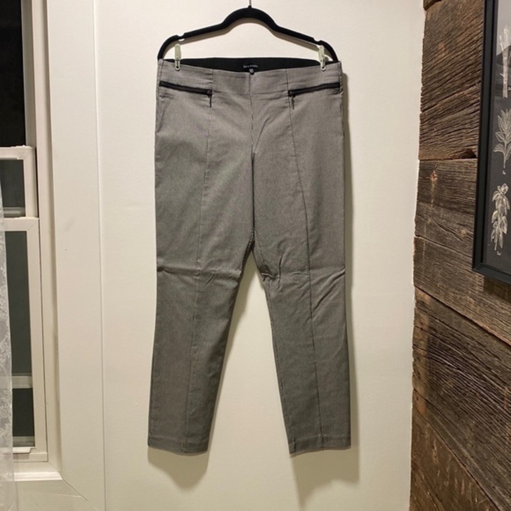 Slim fit houndstooth pants with zippered pocket. Size 15-16.